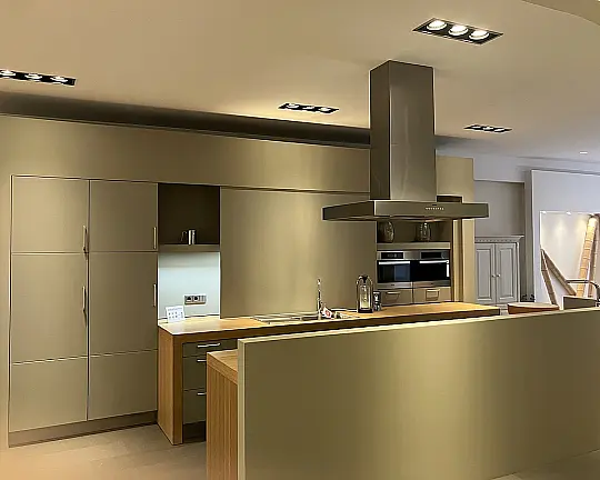 **FLASHSALE bis 31.03.: 65% Rabatt** Traumküche SieMatic, PUR-Lack matt cashmirgrau mit Insel, Bambus-Arbeitsplatte, Miele Kochfeld, sofort verfügbar und direkt abzuholen. Jetzt zuschlagen! - SieMatic PURE Design SQ-Lack matt