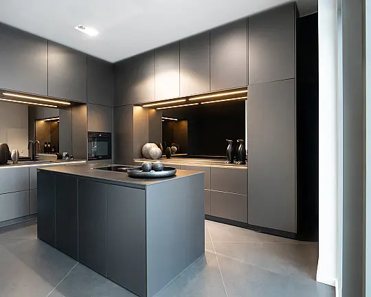 Y-OS Designküche, exklusiv geplant mit Miele Geräten - Y OS Organic Titanium Designküche mit Inalco * Keramik und exklusiven Miele Geräten