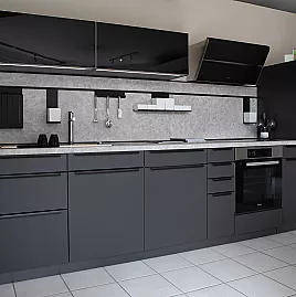 Moderne Küchenzeile in lavaschwarz matt mit Apothekerschrank und Relingsystem