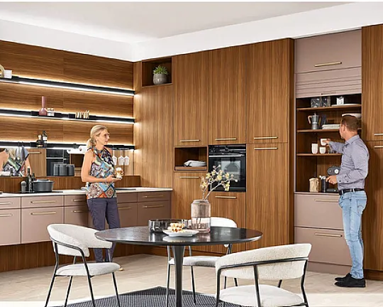 Messeküche mit Boschgeräten - 4691 Smartglas Bronze Metallic mit Top 1741 Edelnußbaum