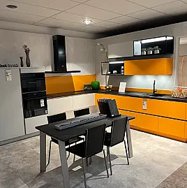 Musterküche AV 6000 ohne Geräte / mit Anbauwand