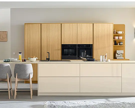 Rattana 8360 Gavi Eiche gebeizt/ Smartglas 4016 Creme - Hausmesse 2025-2026 Koje 16