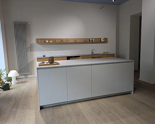 Kücheninsel mit lackierten Fronten und moderner Griffleiste und Sitzbereich - Reform Profile