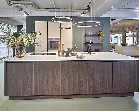 Koje 4 KH: Greeploze eilandkeuken met afgerond eiland en composiet werkblad - SLS SimiLaque Agaatgrijs fluweelmat & SG6-K Eiken Havanna