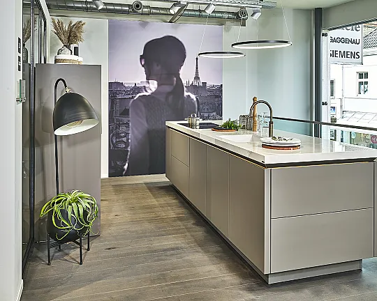 Koje 31 KH: compacte greeploze eilandkeuken met keramisch werkblad - SLX-LS Pure lak Umbra fluweelmat