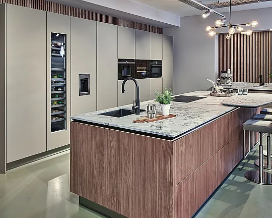 Koje 36 KH: Luxe eilandkeuken met granieten werkblad - SLX-K Notenhout Lincoln en SC45 SimiLaque Steengrijs fluweelmat