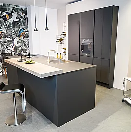 Kompakte Küchenzeile mit Insel
