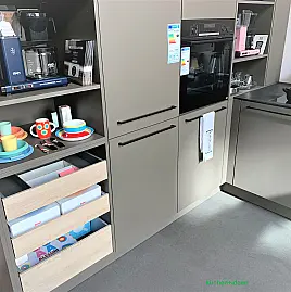 Musterküche mit Granit Arbeitsplate