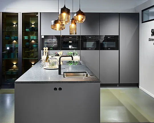 Luxe keuken met kookeiland, vitrinekasten en granieten werkblad (Koje 32 KH) - Urban S2-SLS SimiLaque grafietgrijs fluweelmat