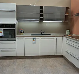 Moderne L-Küche Magnolie glänzend / Bergeiche 365 cm x 182 cm