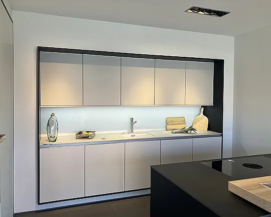 50% Rabatt SieMatic Luxus-Musterküche grifflos mit BORA-/Miele-Geräten – Sofort verfügbar! - SLC-LSZ sterlinggrau matt