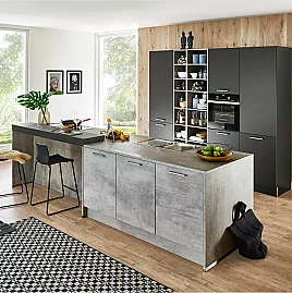 Moderne Inselküche in Beton und Schwarz softmatt Farbkombination