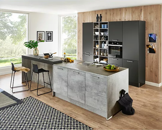 Moderne Inselküche in Beton und Schwarz softmatt Farbkombination - Stone