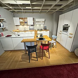 Familienküche mit massiv-Holz-Arbeitsplatte