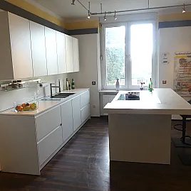 Designküche grifflos matt weiss - mit Kochinsel und Theke - inkl. Hochschrankblock und Unterschrankzeile