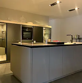 44% Rabatt -- FLASHSALE bis 15.04.: Luxus-Traumküche von SieMatic – grifflos, mit Insel, achatgrau matt, mit Miele-Einbaugeräten. Premium-Ausstattung, sofort verfügbar, jetzt direkt abholen. Oster-Deal!