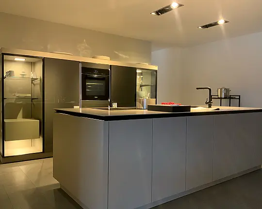 44% Rabatt -- FLASHSALE bis 15.04.: Luxus-Traumküche von SieMatic – grifflos, mit Insel, achatgrau matt, mit Miele-Einbaugeräten. Premium-Ausstattung, sofort verfügbar, jetzt direkt abholen. Oster-Deal! - SLX-SLS