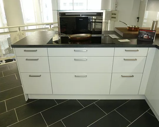 moderne L-Küche in hochglanz Lack brillantweiß mit Eiche sägerauh schwarz kombiniert - AV 4030 A 549