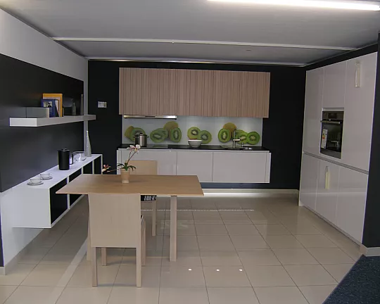 Moderne Design-Winkelküche mit Sitzplatz in weiß, ohne Geräte - Tio-Arctisweiß Hochglanz