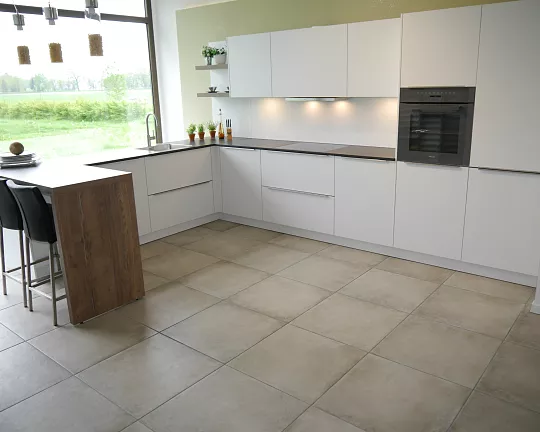 schlichte L-Küche mit Steinplatte - echter Schichtstoff mit Granitplatte