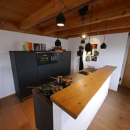 stilvolle Küche in Eiche schwarzgrau sägerauh structur Arbeitsplatte Laminat Graphit MK 38 PmG 1