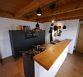 stilvolle Küche in Eiche schwarzgrau sägerauh structur Arbeitsplatte Laminat Graphit MK 38 PmG 1