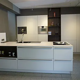 Moderne und zeitlose Zeilenküche mit Insel