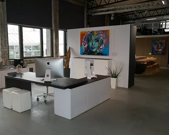 stylische Büromöbel in moderner Materialkombination - Büro