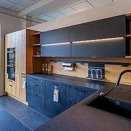 - U-Küche und Kochhalbinsel mit dunkler Spachtelbetonoptik und Holzakzenten