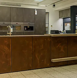 - dunkle Hochschrankzeile mit Insel in Metall-Rost-Oberfläche