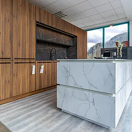 - Hochschrankzeile mit Kochinsel und Highboard - Marmoroptik und Nussbaum-Holznachbildung