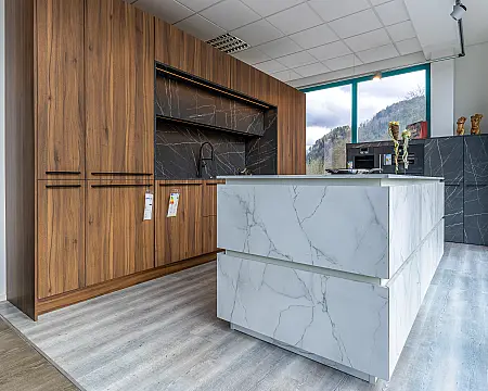 Leicht Synthia, nussbaum le midi/ marmobianco / marmonero · - Hochschrankzeile mit Kochinsel und Highboard - Marmoroptik und Nussbaum-Holznachbildung