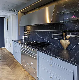 - Landhauszeile mit Lacanche-Herd und Geräte-Hochschrankblock