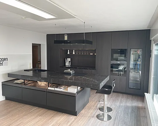 Poggenpohl +MODO Design Küche mit FENIX Fronten in schwarz und Echtholzfronten in Eiche Dunkel - +MODO Design Küche