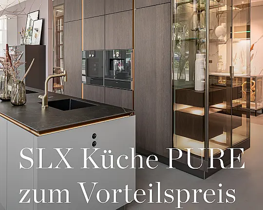 SLX Pure - Diese Musterküche aus unserer Ausstellung verbindet edle Materialien mit modernem Komfort