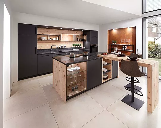 Moderne Küche mit Mattlackfronten und urwüchsigem Zirbenholz - Küche Paris - h-design