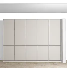 Kleiderschrank mit Innenausstattung und Übertiefe