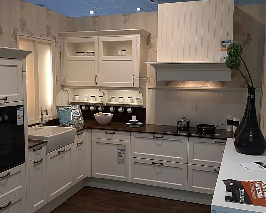 Stilvolle Küche Bristol im Landhausstil / H - KMB 380 Weiß Esche lackiert / H