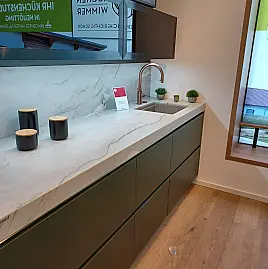 Häcker Küche, Concept 130, SCALA-Grifflos, Olivgrün, mit Steinplatte Desert Snow, Semi Gloss