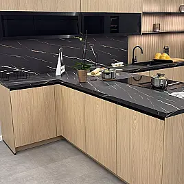 Moderne Holzküche mit Miele Geräten