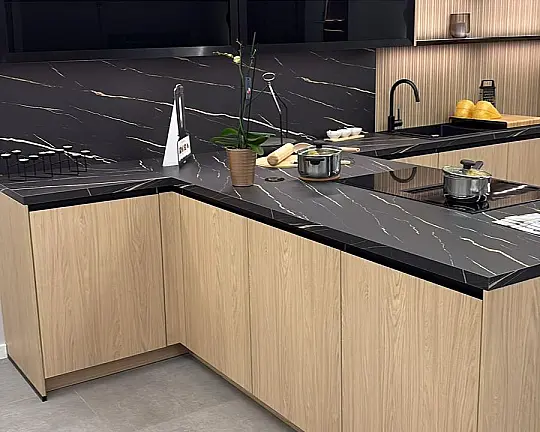 Moderne Holzküche mit Miele Geräten - Structura Eiche Como NB