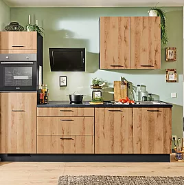 moderne Küchenzeile mit hochwertigen Elektrogeräten