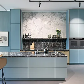 Exklusive Küche mt extrahohen Schränken