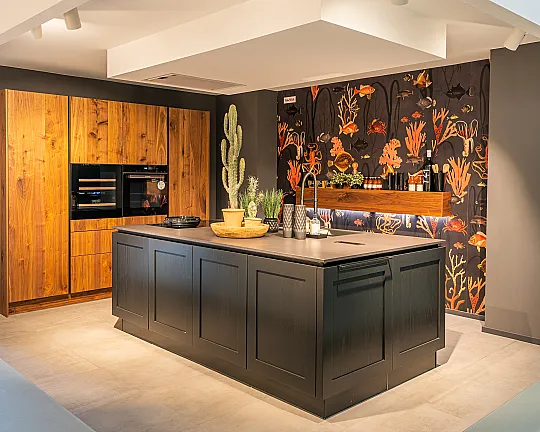 Einbauküche mit Insel und Dekton-Arbeitsplatte - AV6055 Esche schwarz lackiert und AV6082 Nussbaum Echtholz furniert