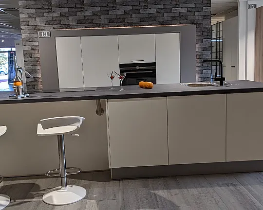Anti-Touch Lack Front - Matt-weiße Küche mit Arbeitsplatte in Spachtelbeton - Optik