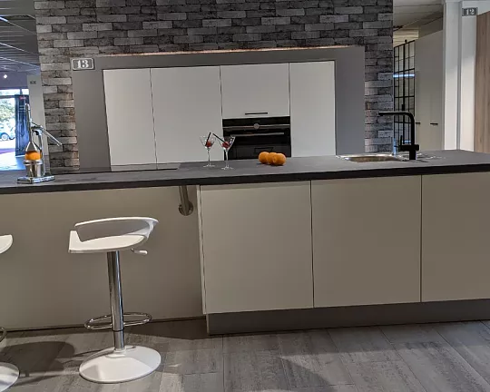 Anti-Touch Lack Front - Matt-weiße Küche mit Edelstahloptik Arbeitsplatte