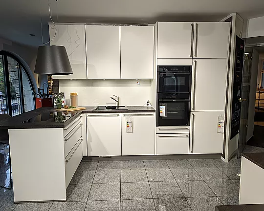 moderne L-Küche mit Top Geräten - CALAIS SILK seidenmatt