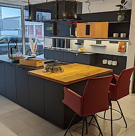 Hochwertige next125 Design Einbauküche in schwarz mit Gaggenau Geräten