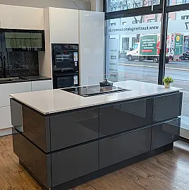 Grifflose Designküche in Kristallweiß mit Kochinsel in Lavagrau