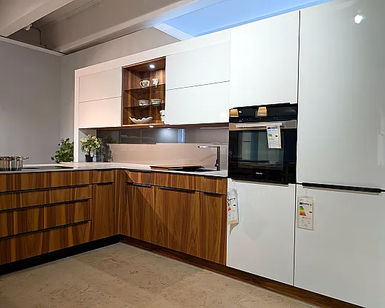 Nussbaum trifft Weiß Hochglanz - tolle Schreinerküche mit Arbeitsplatte aus 12 mm Keramik